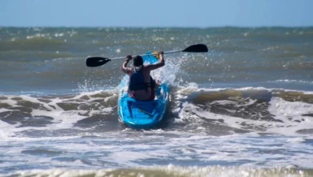 Denunciaron a un guardavidas por no rescatar a un kayakista en peligro