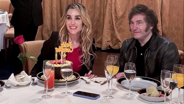 Foto de archivo - Fátima Flórez y Javier Milei, durante una cena íntima en el Hostal del Lago de Mar del Plata.
