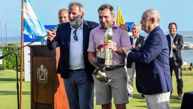 Andrés Schönbaum (h) recibe el trofeo de manos del empresario Florencio Aldrey, junto al presidente de campeonatos de la Asociación Argentina de Golf, Diego Antonini. Fotos: Marcela Golfredi / LA CAPITAL