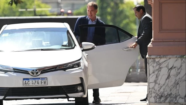 El Ministro del interior Diego Santilli, sale de la casa Rosada , al termino de la reunion convocada por jefe de Gabinete, Manuel Adorni.