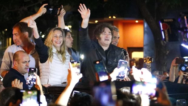 Una multitud acompañó a Milei en su caravana por Mar del Plata