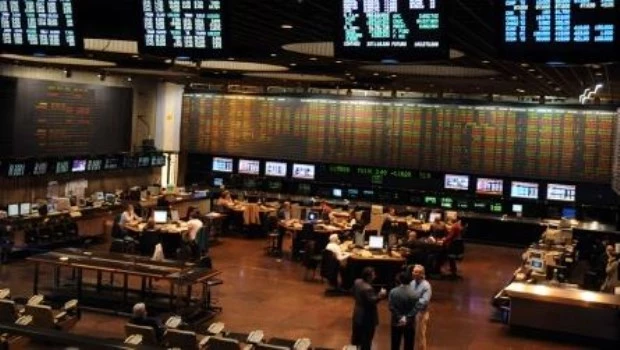 En un día de euforia en la Bolsa, el riesgo país cerró abajo de los 500 pb