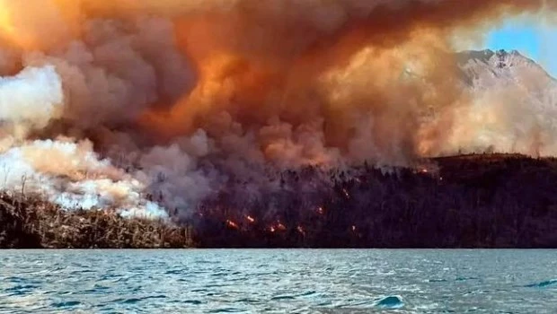 Incendios: el Gobierno analiza sumar la propuesta de los gobernadores del sur a extraordinarias