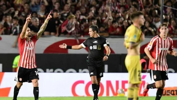 Estudiantes le dio un duro golpe a Boca tras la novela de Ascacíbar