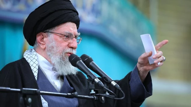 El ayatolá Ali Jamenei habla en una reunión, en Teherán, Irán, el sábado 17 de enero de 2026