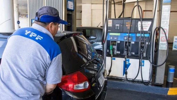 El Gobierno vuelve a postergar parte del aumento de impuestos a los combustibles