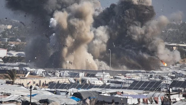 Ataque aéreo israelí que tuvo como objetivo el campamento de Ghaith al oeste de Khan Younis, en el sur de la Franja de Gaza.
