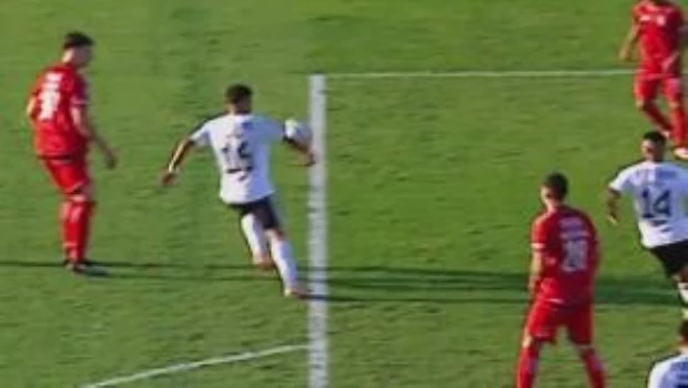 A instancias edl VAR, el referí no cobrócobró "la pena máxima" para Riestra, retrotrajo la jugada hasta el área de ese equipo, vio una supuesta mano y le dio el penal a Barracas Central.