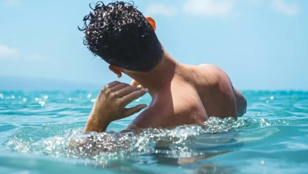 Consejos para no descuidar la salud auditiva en época de piletas y actividades al aire libre