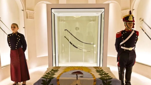 El Sable Corvo de San Martín vuelve al Regimiento de Granaderos