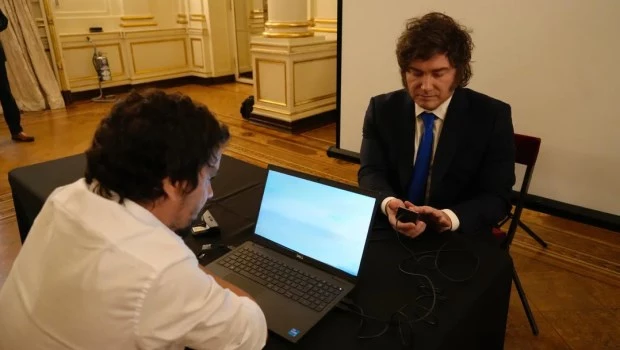 Milei encabezó la presentación del nuevo DNI electrónico y la actualización del pasaporte