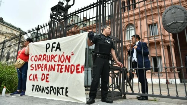 Un agente de la Policía Federal se esposó a las rejas de la Casa Rosada