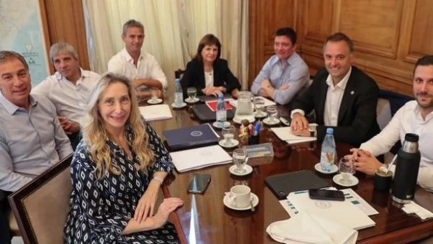 La mesa política se reúne para ultimar detalles en las negociaciones por la reforma laboral
