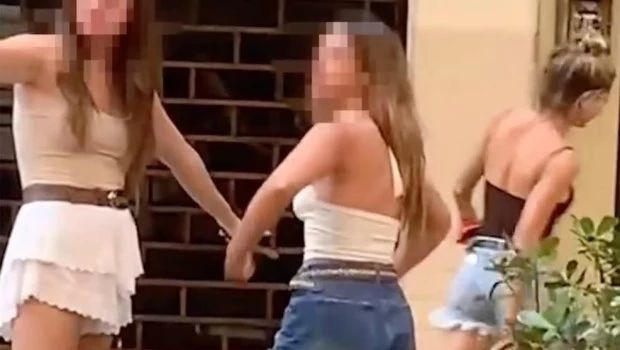 Piden la prisión preventiva de la abogada retenida en Brasil por hacer gestos racistas