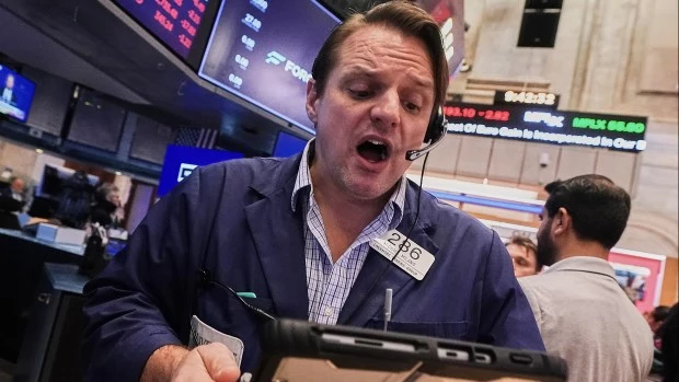 Jueves negro: el riesgo país se disparó y las acciones se hundieron hasta un 8% en Wall Street