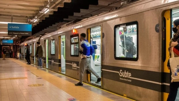 Apertura de molinetes en la estación Plaza de Mayo de la línea A de Subte