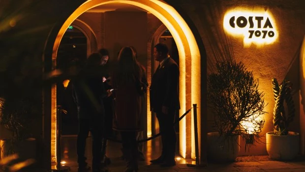 Noche y diversión frente al río