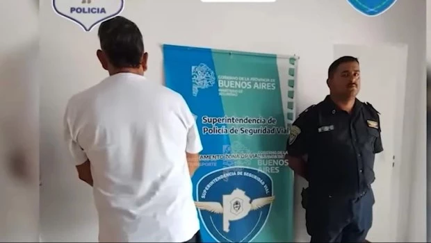 Manejaba con el bebé en brazos, lo advirtieron y agredió a los oficiales de tránsito