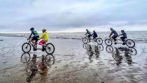 Sandra Dajnowski y José Toso fueron los inspiradores para que naciera Tandem Norte, una actividad recreativa que rompe barreras. Foto 1: Gentileza Raúl Errubidarte