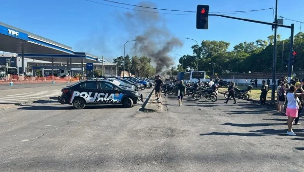Policías realizan un piquete y “sirenazo” en Rosario en reclamo de mejoras salariales