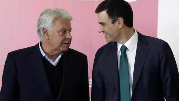 El ex jefe del gobierno español Felipe Gonzáles en otros tiempos con su correligionario y actual mandatario, Pedro Sánchez.