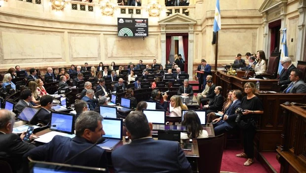 El Senado debate la reforma laboral de Milei en medio de fuertes cruces y protestas