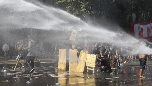 Reforma laboral: incidentes, gases, explosiones y detenidos en las afueras del Congreso