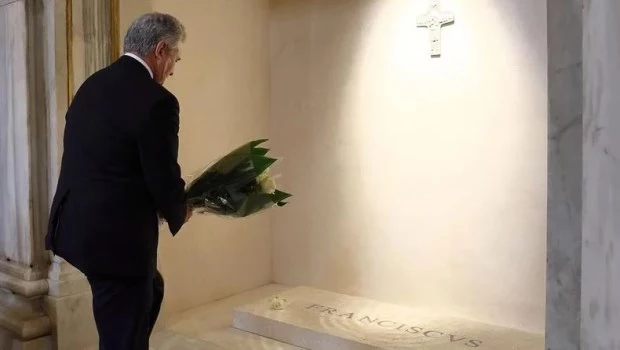 Quirno depositó una ofrenda de rosas blancas en la tumba del papa Francisco en Roma