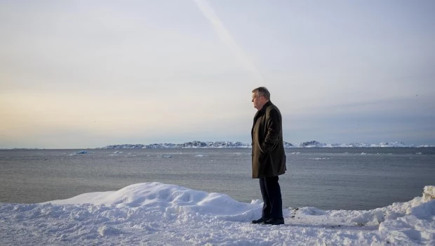 El ministro de Asuntos Exteriores de Dinamarca, Lars Loekke Rasmussen, observa el mar en Nuuk, Groenlandia.