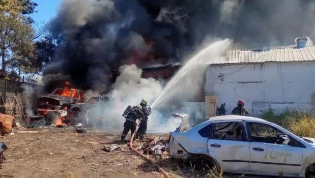 Caos en Nueva Pompeya: incendio destruyó un depósito de autos de la Policía Federal