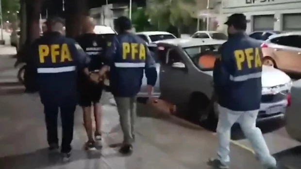 (Imagen de video) La policía detuvo al extremista en Avellaneda.