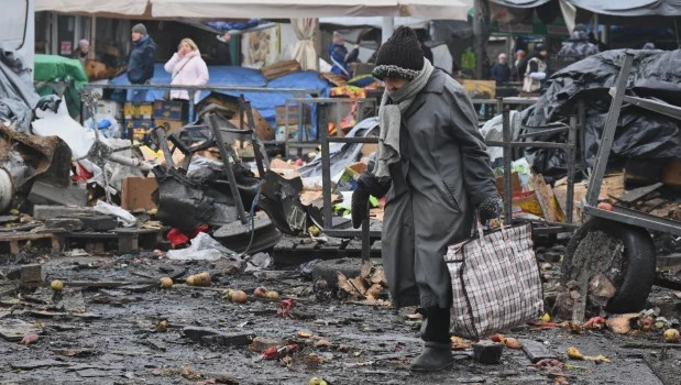 La gente camina en un mercado en ruinas tras un ataque ruso en Odesa, Ucrania (12-2-2026).