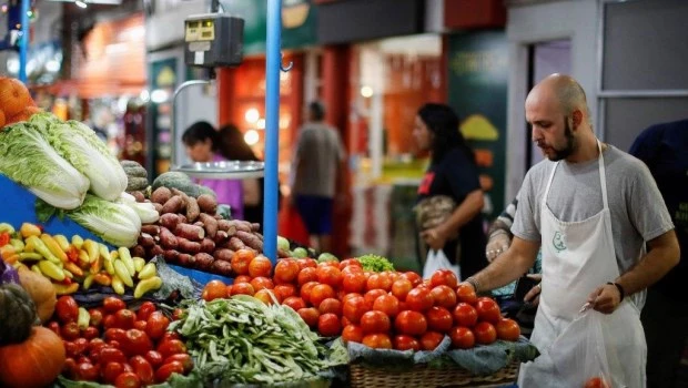 La inflación de alimentos continúa en alza y presiona al índice general: qué proyectan las consultoras