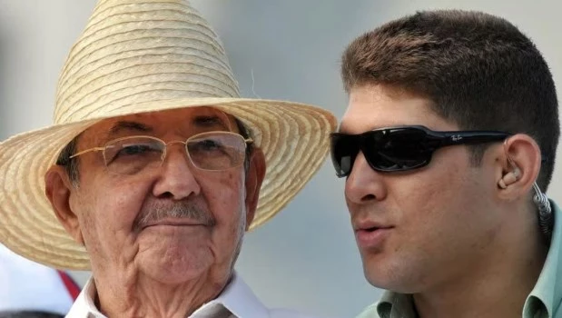 Raúl Castro y su influyente nieto.