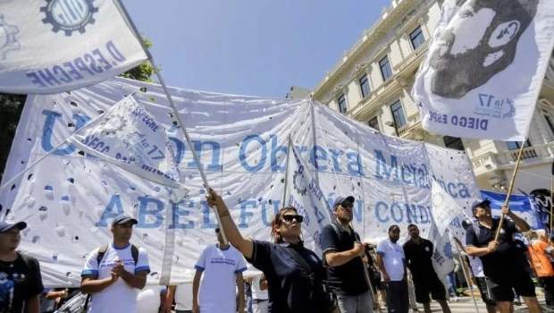 La CGT hace su cuarto paro contra Milei y otros gremios se movilizan al Congreso