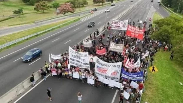 Los trabajadores de Fate liberan un carril de la Panamericana