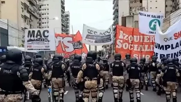 Organizaciones sociales marchaban al Puente Pueyrredón, pero la Policía impide el corte