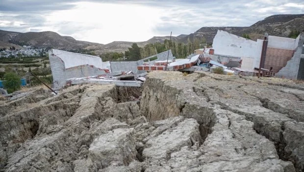Chubut anuncia la construcción de 54 viviendas para los afectados por el derrumbe en el cerro Hermitte