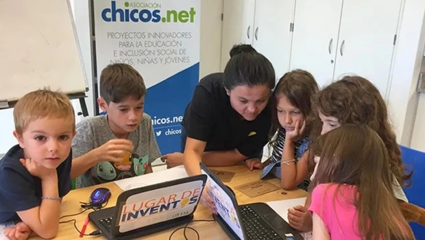 El enfoque de Chicos.net, en sus capacitaciones, se aleja de la prohibición para centrarse en la autogestión y el acompañamiento adulto en el ecosistema virtual.