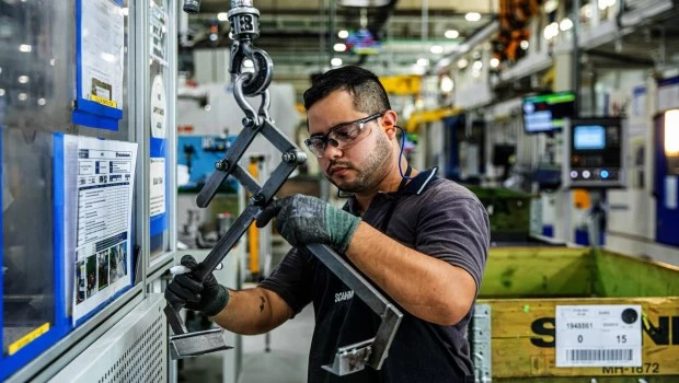 El gran desafío de la economía argentina hoy es el sector manufacturero. “Con el proteccionismo nos mentimos y pensamos que algunos rubros eran competitivos cuando en realidad no lo eran. Eran competitivos porque jugaban en un mercado cerrado”, recalca Iván Cachanosky.