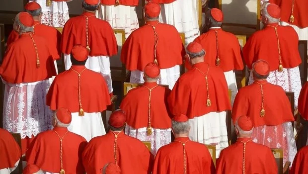 Hoy algunos parecen concebir el capelo como laboratorio de ideas.