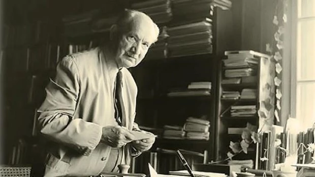 De formación católica a temprana edad, luego sería in-fluenciado por la filosofía neokantiana y por la Escuela Fenomenológica de Edmund Husserl.