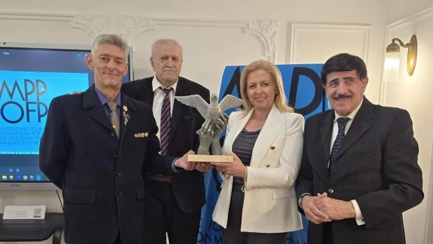 Los Secretarios Generales de Organización Mundial por la Paz de Bosnia y Herzegovina Dr. Mladen Karic y el Secretario General para Portugal Prof. Fernando López Maldonado junto a la Embajadora Bsronesa Rajacic de Serbia y el presidente de OMPP WOFP Carlos Peralta.
