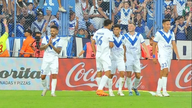 Lanzini le pide perdón a los hinchas de River tras anotar el gol del triunfo de Vélez. Foto: Gustavo Carabajal