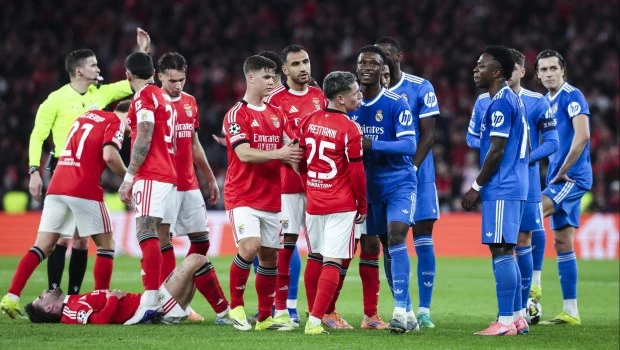 Archivo fechada el 17 de febrero de 2026 que muestra a Gianluca Prestianni (c) del Benfica mientras discute con Vinicius Junior (3d) del Real Madrid durante el partido de fútbol de la Liga de Campeones de la UEFA entre el Benfica y el Real Madrid, en Lisboa (Portugal).