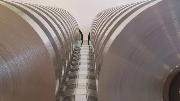 Otro golpe al dueño de FATE: Economía quita la protección al foil de aluminio