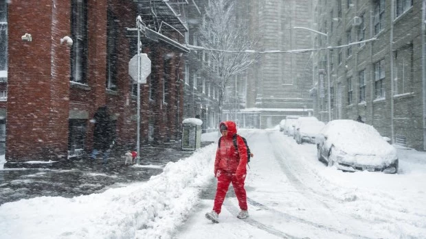 Una potente tormenta paraliza el noreste de EE.UU. y deja a Nueva York bajo una nevada récord