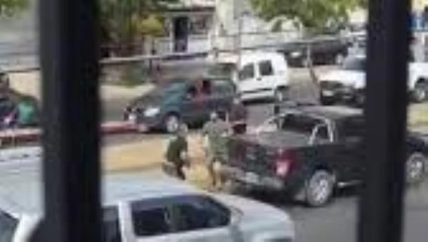 Dos detenidos por agredir con un fierro a un conductor durante una pelea de tránsito en Castelar