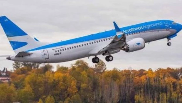Caputo y Adorni celebraron el superávit de Aerolíneas Argentinas