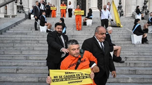 Ley de Glaciares: activistas saltaron la reja del Congreso y al menos 12 fueron detenidos